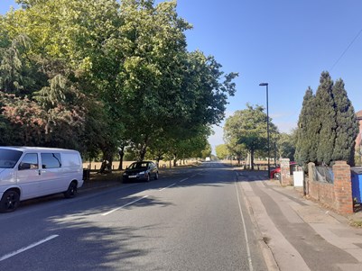 A photo of the junction of Bridge Road/Peartree Avenue with Peartree Road and Tranby Road, looking uphill toward Peartree Green.