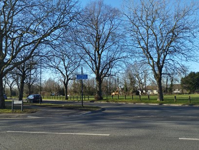 A photo of the junction of Bridge Road/Peartree Avenue and Peartree Road, looking across towards Peartree Green.